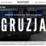 Niniejszy raport jest wynikiem realizowanego przez Fundację INFO OPS Polska i DFRLab (Atlantic Council) projektu MUGA, którego celem było przeprowadzenie kompleksowej analizy środowiska informacyjnego Gruzji. Sytuacja geopolityczna w regionie Kaukazu Południowego, a zwłaszcza intensyfikacja działań dezinformacyjnych, stała się punktem wyjścia do wieloaspektowego badania i oceny głównych zagrożeń związanych z manipulacją informacyjną, dyskredytowaniem prozachodnich aspiracji Gruzji oraz utrzymywaniem wpływów Kremla w tym kraju. Raport podzielony jest na kilka kluczowych części, od charakterystyki i opisu dostępnych źródeł informacji – tradycyjnych oraz cyfrowych – przez analizę roli instytucji religijnych i organizacji społecznych, aż po konkretną identyfikację i opis wybranych technik manipulacyjnych. Odrębny rozdział poświęcono zorganizowanym działaniom dezinformacyjnym skierowanym w państwa Zachodu, w tym w Polskę. Szczegółowo omawiamy także mechanizmy oddziaływania prorosyjskich organizacji i mediów w Gruzji, przybliżamy przykładowe narracje antyzachodnie oraz praktyki propagandowe stanowiące zagrożenie dla wewnętrznej stabilności kraju. W raporcie uwzględniono zarówno kontekst historyczny, jak i bieżące wydarzenia polityczne, ukazujące skalę oddziaływania zewnętrznych sił i lokalnych aktorów na świadomość społeczną w Gruzji. Przedstawione tu studia przypadku (m.in. analiza narracji wymierzonej w Polskę oraz protesty w Gruzji) rzucają światło na praktyczne aspekty funkcjonowania tych narracji w przestrzeni publicznej. Całość kończy się zestawem rekomendacji i zaleceń, uwzględniających potrzeby strategiczne Polski w regionie, perspektywę dalszego rozwoju sytuacji w Gruzji oraz konieczność wdrażania działań zapobiegawczych. Zakończenie Przedstawione w raporcie materiały dowodzą, że w Gruzji zachodzą procesy powiązane z intensyfikacją wpływów rosyjskich. Wyrażają się one w złożonej kampanii dezinformacyjnej i propagandowej, której celem jest podważenie zaufania do instytucji publicznych, zachodnich sojuszników oraz wartości promowanych przez społeczność międzynarodową. Wiele wskazuje też na próby wprowadzania nowych sił politycznych czy organizacji „pseudopatriotycznych”, starających się budować alternatywne, antyzachodnie narracje. Wnioski płynące z opracowania nie koncentrują się wyłącznie na diagnozie zagrożeń, ale także wskazują możliwe kierunki przeciwdziałania. Obejmują one m.in. edukację medialną, wzmacnianie niezależnych mediów, monitorowanie przestrzeni informacyjnej oraz koordynację wysiłków na poziomie międzynarodowym. Warto podkreślić, że działania tego rodzaju są konieczne do utrzymania stabilności politycznej i bezpieczeństwa Gruzji, a także do umacniania jej prozachodnich aspiracji.