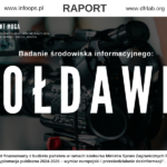 Raport „Projekt MUGA – Badanie środowiska informacyjnego: Mołdawia” powstał w odpowiedzi na narastające zagrożenia związane z propagandą i dezinformacją, które coraz silniej rzutują na stabilność polityczną, społeczną i gospodarczą Mołdawii. W ramach wspólnej inicjatywy Fundacji INFO OPS Polska oraz DFRLab (Atlantic Council) przeprowadzono kompleksowe badania, pozwalające zidentyfikować główne mechanizmy manipulacji informacją oraz ocenić zdolność mołdawskiego społeczeństwa do rozpoznawania i neutralizacji szkodliwych przekazów. Analiza uwzględnia pełne spektrum funkcjonujących w Mołdawii mediów tradycyjnych i nietradycyjnych, a także rolę organizacji pozarządowych, liderów opinii i innych aktorów publicznych w kształtowaniu percepcji społecznej. Niniejszy raport prezentuje zarówno ogólną charakterystykę mołdawskiego środowiska informacyjnego, jak i konkretne przykłady działań propagandowych oraz dezinformacyjnych, w tym tych wymierzonych w wartości demokratyczne czy integrację europejską. Wskazuje również obszary szczególnej podatności społeczeństwa na manipulację: od sfery religijnej, przez kwestie etniczne i polityczne, aż po zagadnienia gospodarcze. Końcowym etapem opracowania jest przedstawienie rekomendacji ukierunkowanych na zwiększenie odporności państwa i obywateli Mołdawii wobec zagrożeń informacyjnych. Zakończenie Zawarte w raporcie wnioski jasno pokazują, jak silnie nakładają się w Mołdawii wątki wewnętrzne i zewnętrzne, sprzyjające rozwojowi kampanii dezinformacyjnych. Uwarunkowania historyczne i społeczne, a także dążenie do bliższej integracji z Zachodem czynią z tego kraju arenę dla rozmaitych operacji wpływu. Nasze badania nie tylko odkrywają złożoność tych działań, lecz także wskazują, że istnieją realne możliwości podniesienia poziomu bezpieczeństwa informacyjnego – w dużej mierze poprzez koordynację działań państwa, organizacji pozarządowych i samych obywateli. Zdolność do skutecznego reagowania na manipulacje, wzmacnianie krytycznego myślenia oraz tworzenie przyjaznego środowiska dla niezależnych mediów i organizacji społeczeństwa obywatelskiego stanowią fundamenty długofalowych rozwiązań. Raport zamyka zestaw rekomendacji praktycznych, których wdrożenie może wesprzeć Mołdawię na drodze do pogłębionej integracji europejskiej, a jednocześnie ochronić ją przed destabilizującymi działaniami z zewnątrz. Poprzez zrozumienie procesów dezinformacji i wdrożenie właściwych środków przeciwdziałania, Mołdawia zyskuje szansę na wzmocnienie swojego demokratycznego ustroju i zachowanie suwerennej, niezależnej przestrzeni informacyjnej.