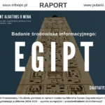 Wstęp Niniejszy raport stanowi wieloaspektową analizę egipskiego środowiska informacyjnego. Składa się z rozbudowanych rozdziałów, w których przedstawiono między innymi strukturę i charakterystykę egipskich mediów (tradycyjnych oraz nowoczesnych), nawyki informacyjne społeczeństwa czy uwarunkowania społeczne i kulturowe kształtujące odbiór przekazu medialnego w Egipcie. Analizie poddano również różnorodne formy zewnętrznego wpływu na opinię publiczną oraz wykorzystywane techniki i taktyki manipulacji czy propagandy, w tym działania psychologiczne skierowane zarówno przeciwko Zachodowi, jak i Polsce. Na poszczególne rozdziały raportu składa się m.in. charakterystyka dominujących aktorów w egipskim krajobrazie medialnym (państwowych, prywatnych, regionalnych, afiliowanych z określonymi grupami politycznymi bądź religijnymi, a także zagranicznych), analiza nawyków informacyjnych społeczeństwa (z podziałem na grupy wiekowe oraz różnice etniczno-religijne), jak również przegląd kluczowych obszarów zewnętrznego wpływu, takich jak ekonomia, geopolityka czy kwestie ideologiczne. W raportowanym materiale uwzględniono przykłady konkretnych narracji i form perswazji, ze wskazaniem na szczegółowe mechanizmy propagandowe (w tym rosyjskie i chińskie), które oddziałują na egipską opinię publiczną. Całość uzupełniają rozdziały poświęcone m.in. psychologicznym i społecznym uwarunkowaniom funkcjonowania egipskiego odbiorcy przekazu, a także wybrane case study, ukazujące, w jaki sposób narracje wymierzone w Zachód czy Polskę są konstruowane i rozpowszechniane. Tym samym raport pozwala uzyskać przekrojowy obraz aktualnych wyzwań związanych z dostępem do rzetelnej informacji na terenie Egiptu oraz tendencjami, jakie mogą być istotne dla obserwatorów i analityków w kontekście formowania opinii społecznej w tym kraju. Zakończenie Przeprowadzona analiza wskazuje, że egipskie środowisko informacyjne jest wysoce zróżnicowane i w znacznym stopniu kontrolowane przez organy państwowe oraz wybrane grupy interesu. Równolegle rośnie rola mediów społecznościowych i internetowych, które stają się szczególnie atrakcyjne dla młodszego pokolenia – bardziej otwartego na nowe formy komunikacji i międzynarodowe trendy. Uwagę zwraca także podatność społeczeństwa na narracje propagandowe czy dezinformacyjne, zwłaszcza w kontekście polityki zagranicznej, co przyczynia się do utrwalania nieufności wobec Zachodu i jego sojuszników. Raport kompleksowo opisuje powiązania między mediami, grupami politycznymi, religijnymi i etnicznymi, a także uwzględnia zjawiska migracji oraz problematykę uchodźczą, która dodatkowo wpływa na stabilność informacyjną i społeczną w kraju. Przedstawione przykłady narracji rosyjskich i chińskich oraz opis stosowanych taktyk dowodzą, że Egipt pozostaje obszarem kluczowym dla międzynarodowych operacji wpływu. Z punktu widzenia badaczy i decydentów, opracowanie dostarcza wiedzy umożliwiającej lepsze rozumienie procesów informacyjnych zachodzących w tym państwie oraz pomaga w wypracowaniu strategii przeciwdziałania dezinformacji i manipulacjom, które utrudniają rzetelną ocenę sytuacji na Bliskim Wschodzie i w Afryce Północnej.